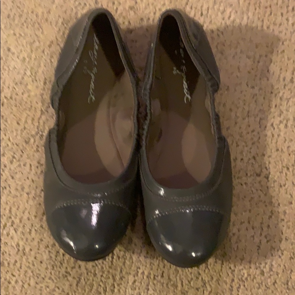 Like new Dark gray flats, 9N